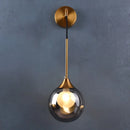Lámpara de pared moderna con bola de cristal LED para dormitorio y sala de estar.